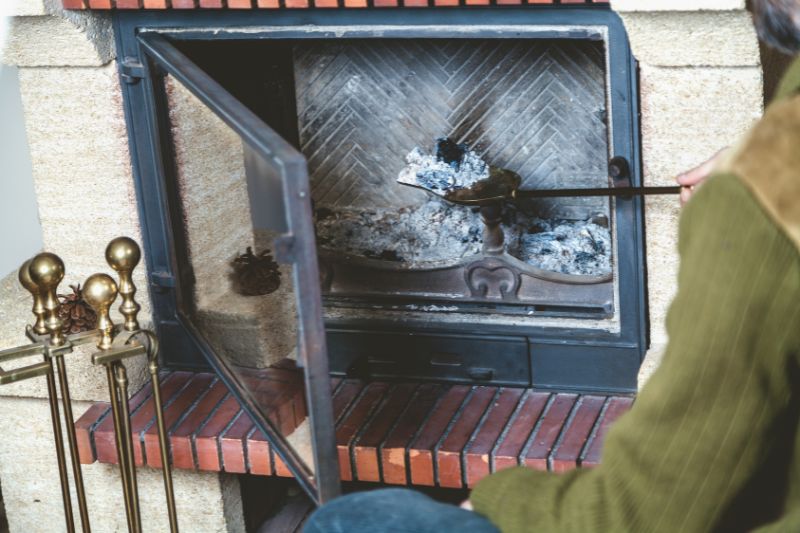 usuwanie-popiołu-z-kominka